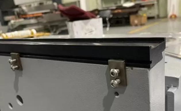 Patentierte Getriebes truktur für geradlinige Doppel kanten maschine